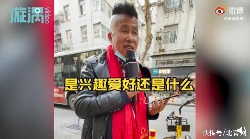 5旬男子多次求职失败街头唱歌，男子：我疯了，唱歌是为了发泄