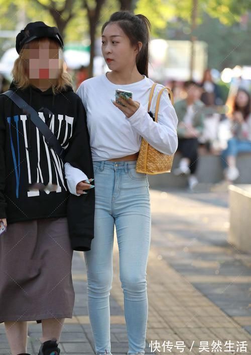 版型|白色短袖和牛仔裤的简单穿搭,极简风的潮流时尚气质