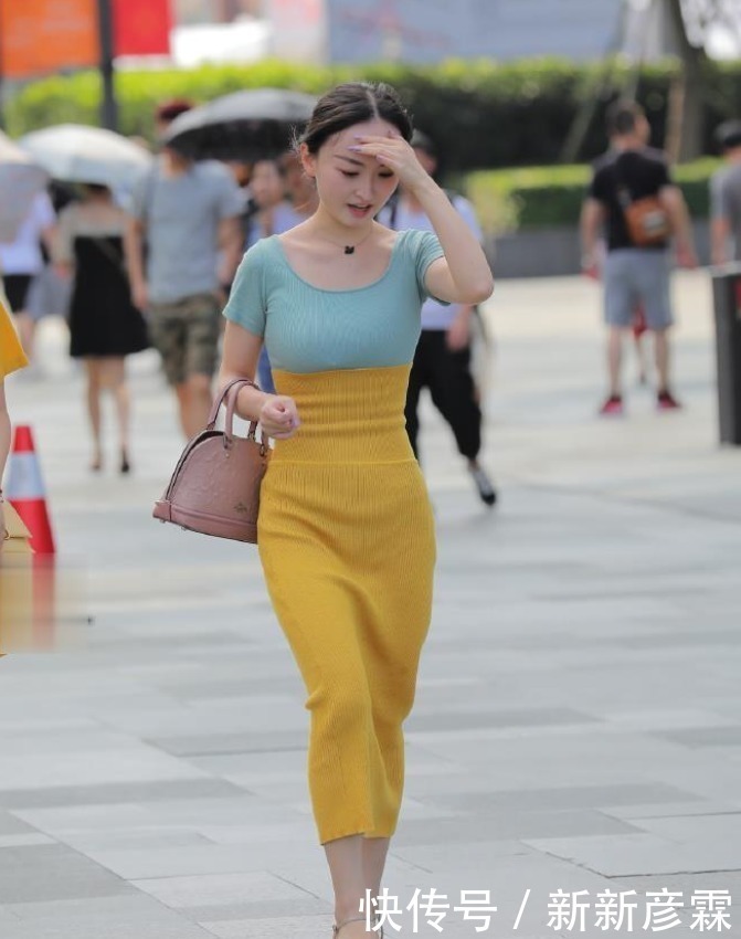 回头率超高的穿搭风格,有一件别致的裙子也就够了