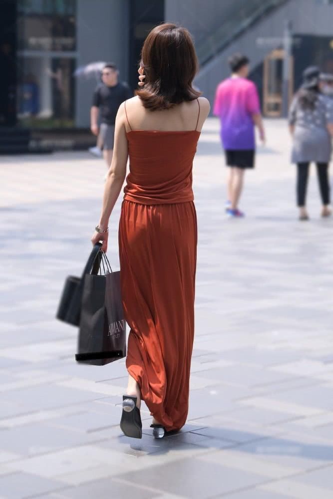 大长腿|街拍:厚重感觉,美女咖啡色连衣裙的穿搭,彰显了独特的时尚技巧