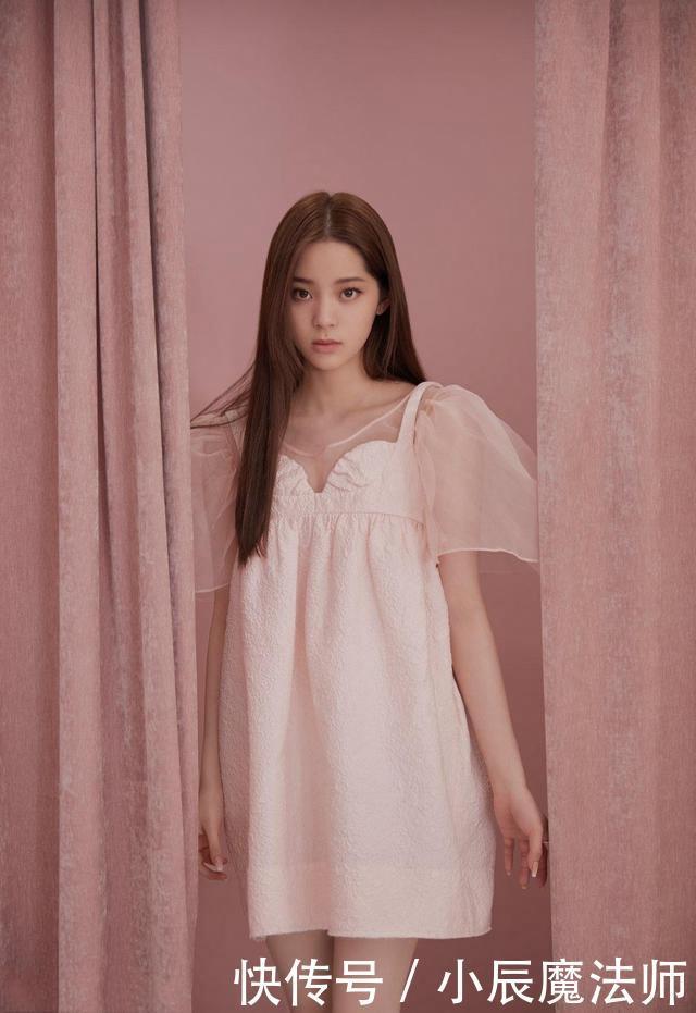 街拍:纱纱泡泡袖连衣裙,非常的前卫大胆