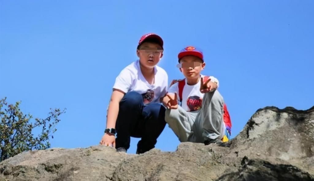 钙片|兄弟俩一个天天吃钙片,一个天天喝牛奶,5年后成最萌身高差