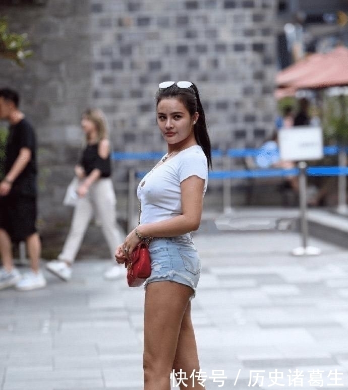 微胖身材也要穿出时髦感,单品选择更要有技巧,时尚造型凹起来