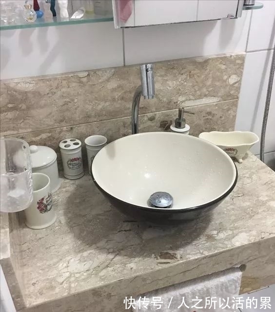 满屋子头发难清理，聪明的女人这样做，家里一根发丝都没有