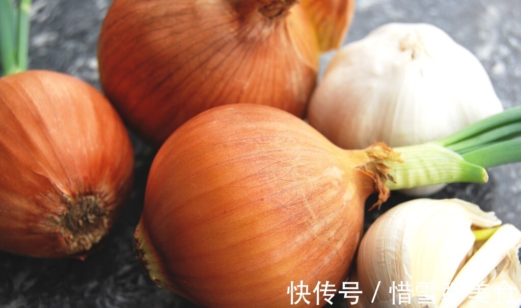 买洋葱时，紫皮和白皮差别很大，不懂买错颜色不好吃，等于浪费钱