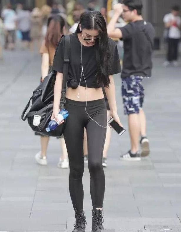 底裤|街拍漂亮的紧身打底裤小姐姐,展现女神的精致典雅