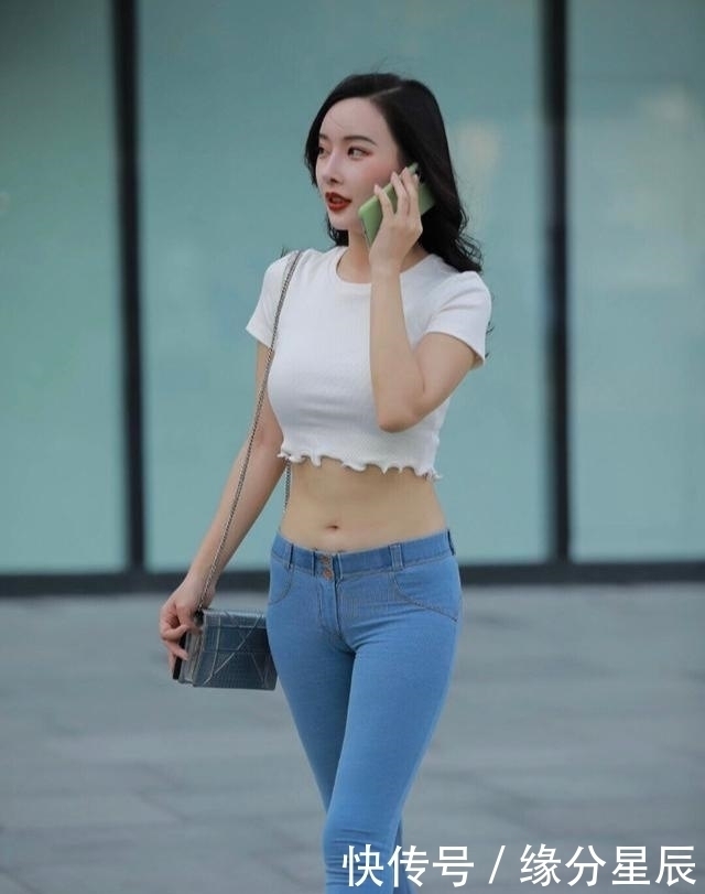 都市时尚女性穿搭,简单的短T恤加牛仔,照样魅力十足