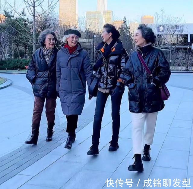 穿搭|“时尚奶奶”的穿搭真接地气,白发不染真实不装嫩,优雅到骨子里