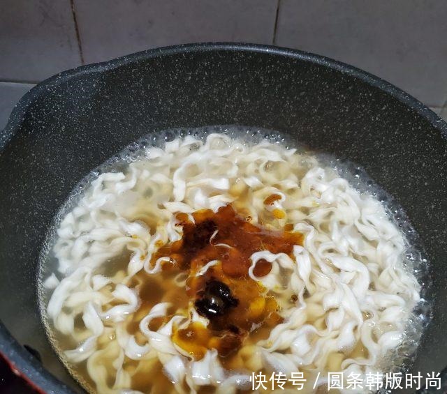 宵夜|炸鱼生菜汤面,鲜美好吃,宵夜来一碗,杠杠滴