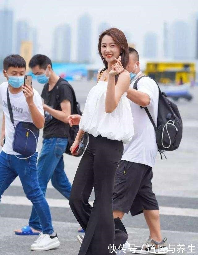 大长腿 黑色深领背心搭配黑色休闲打底裤,慵懒休闲搭配,时尚又性感!