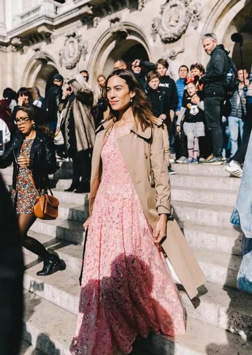 ?西装+裙子,风衣+裙子,今春这么穿也太好看了