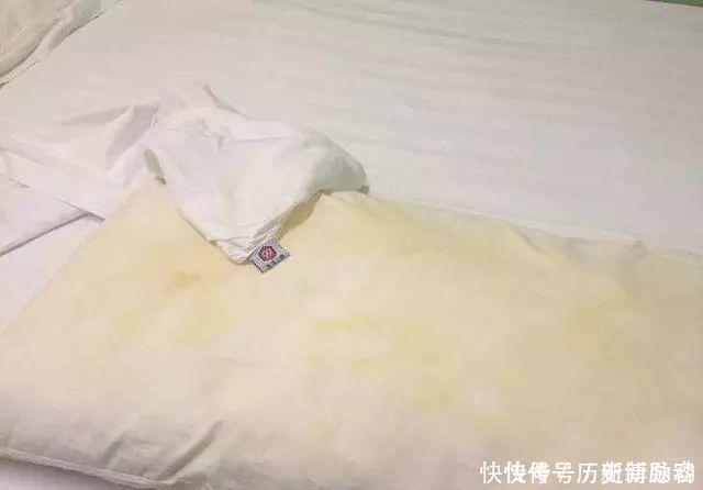 小苏打|床单发黄有血渍？居家主妇教你简单一招，泡一泡立刻洁白干净！