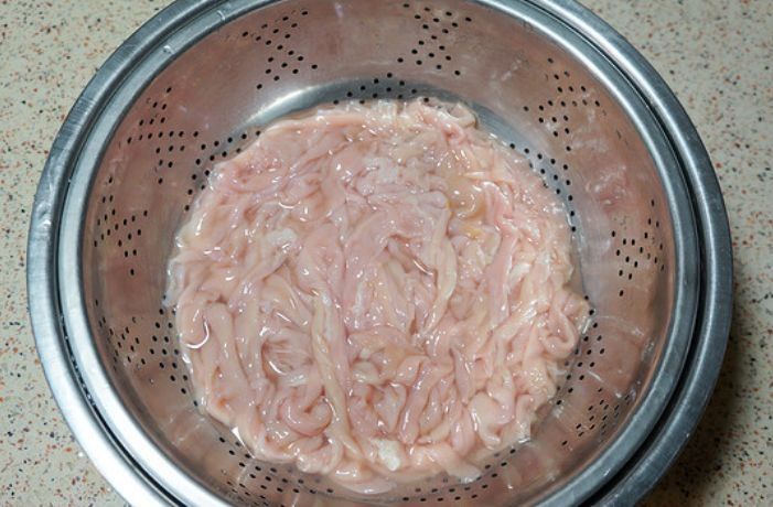 灌香肠有窍门，牢记一点，灌出的香肠口感好味道香，不怕发霉发臭