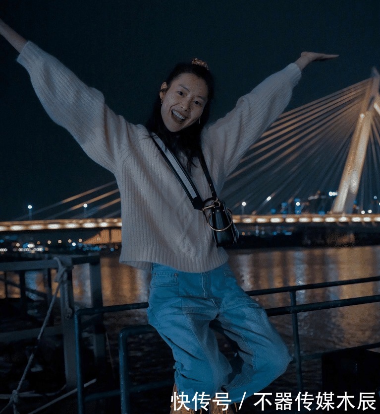 刘雯可真会玩,明明穿西装很高级,却要搭配紧贴头皮的大油头好丑