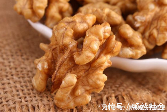 斑纹|买核桃就要挑“母”的,果肉厚不发苦,学会这3个招,一挑一个准