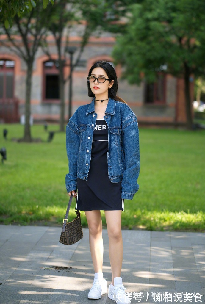 百搭 今夏突然火起来的“白色平底鞋”,舒适、百搭又显高,适合小个子