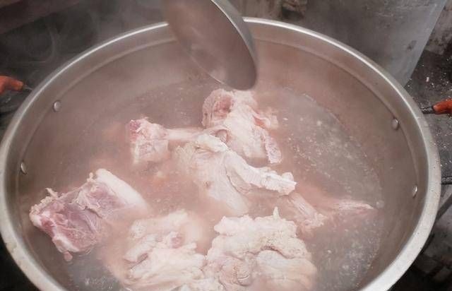 不论炖什么骨头汤,不要直接加水炖,多加这一步,汤汁浓白似牛奶