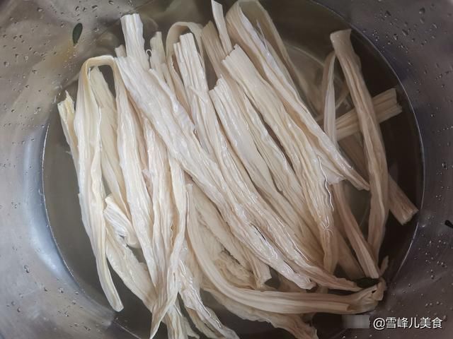 黑木耳|三伏天多给家人吃这道菜，钙铁含量高，家人都爱吃，比吃肉好多了