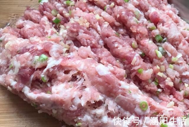 新年吃饺子,调馅时牢记放“2种油”,做的饺子鲜嫩多汁超香!