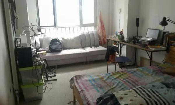 毛坯房|因生活所迫没钱装修,该男子入住毛坯房5年,同事被“惊艳”到了