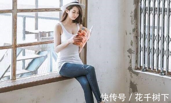 百搭|五官精致的牛仔裤美女,散发迷人气质,回头率十足!