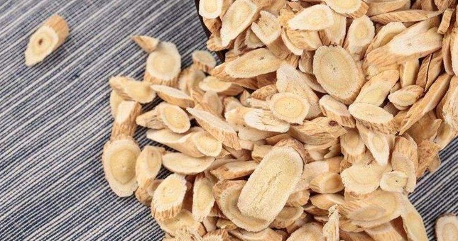 身体|退休教师吃黄芪一个月,身体大变化,那么黄芪究竟有什么作用呢