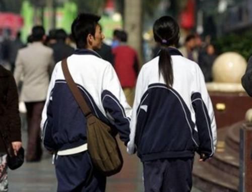 妈妈|初中女孩早恋,妈妈拉着孩子去买了件衣服,孩子乖乖分手