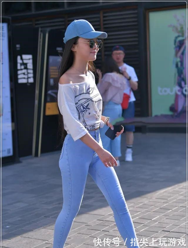 牛仔裤 白色斜肩外套搭配浅蓝色牛仔裤,青春时尚,充满活力!