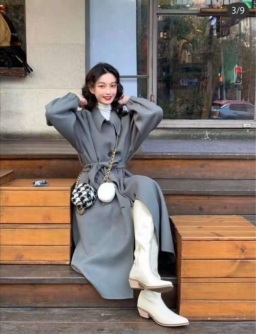 灰色给人一种很温暖、和蔼的感觉，这样子的穿搭方法也非常的时尚