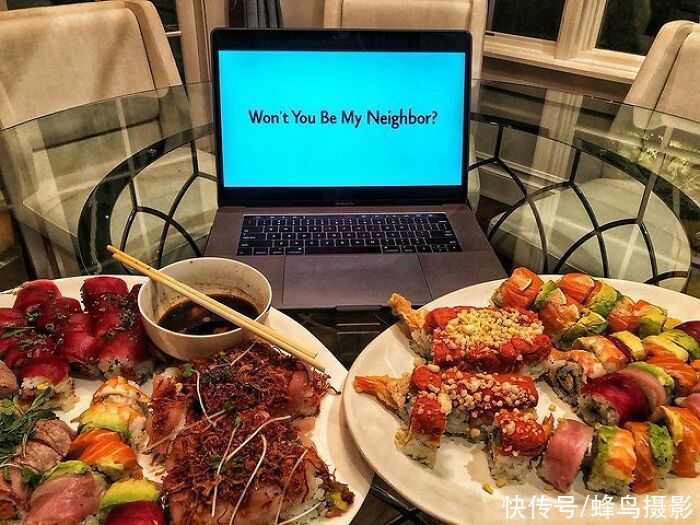 28个巨石强森的菜单，满满一桌子太能吃，还边吃边看电影太享受