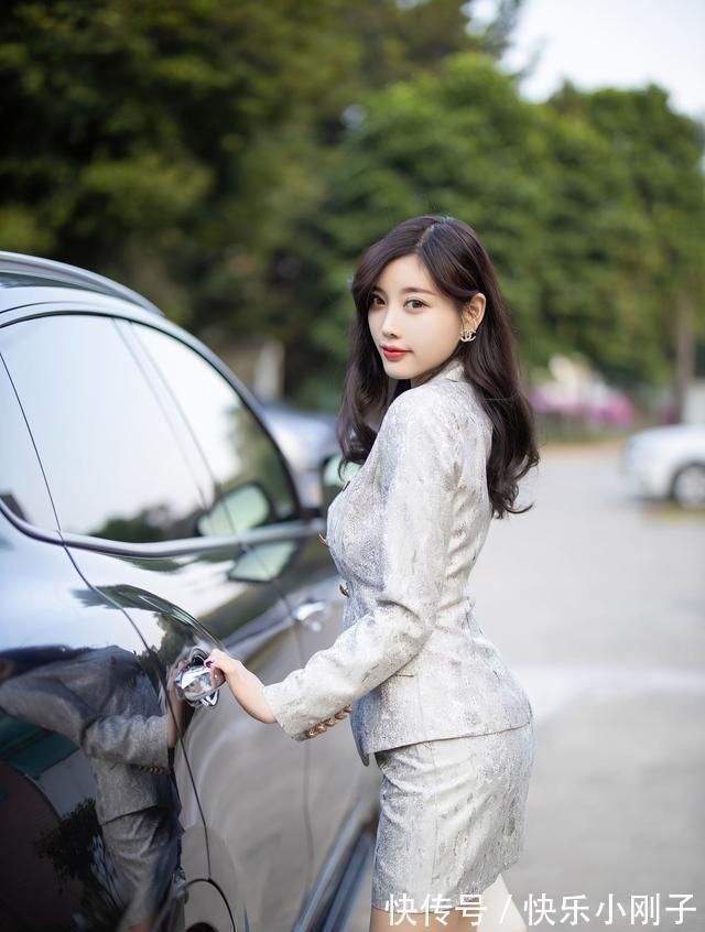 时尚 银色西装套装,穿在身上舒服自然,展现优雅时尚气质