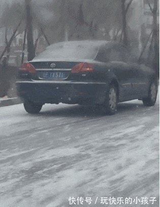 |搞笑GIF:你是不是要好好的配合一下,最起码手先放吉他上!