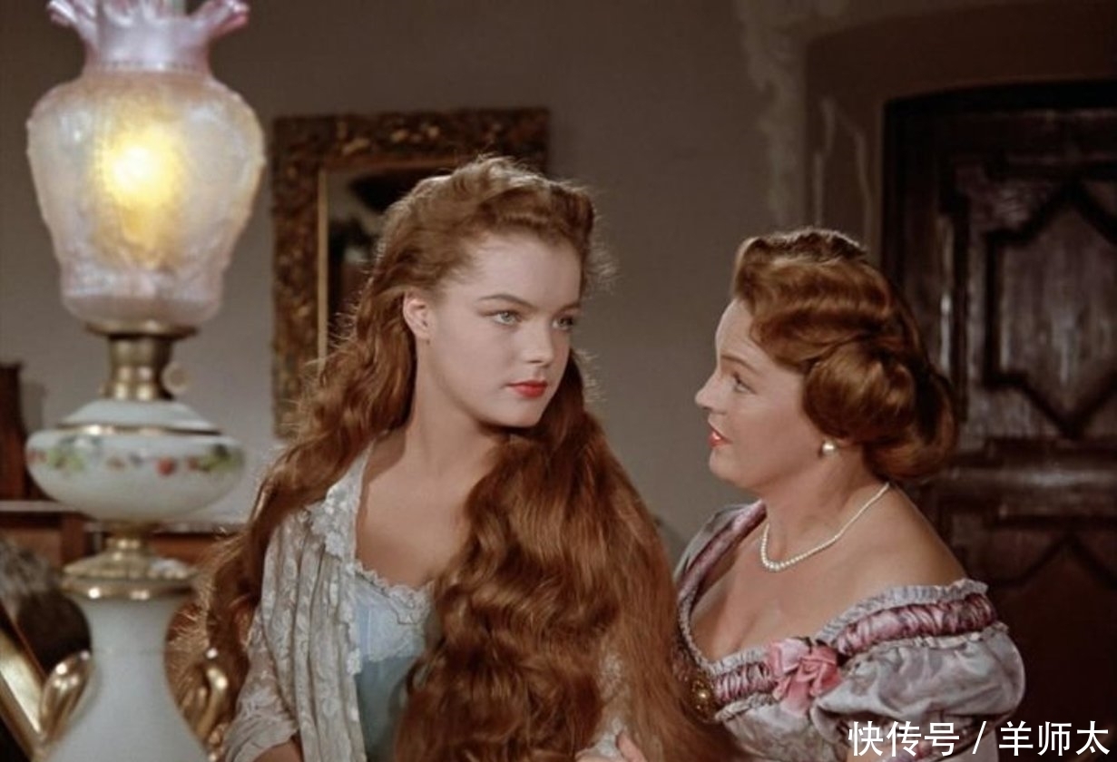 茜茜公主才是“发量王者”,栗色头发像斗篷一样,光亮又浓密