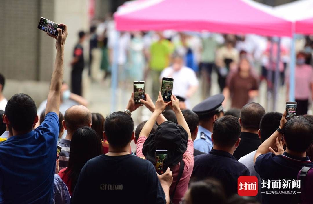 考生们|图集丨高考第二日 考生们走出考场与父母庆祝