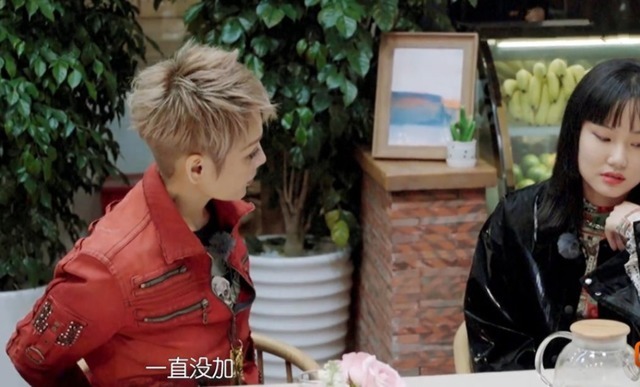 当年蹲在张国立脚边说话，宁静表情谄媚，一旁的章子怡满脸不屑