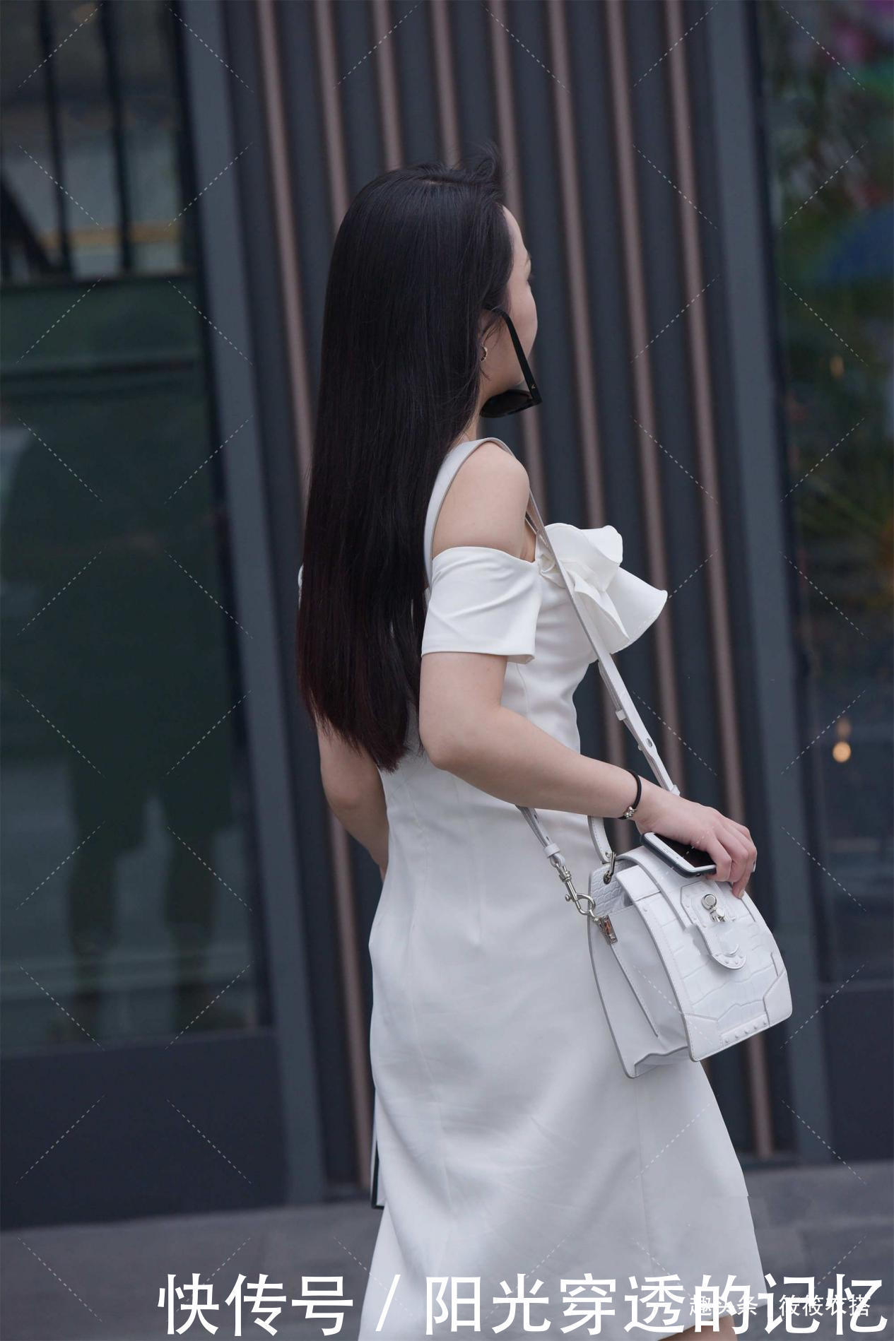 一字肩白色修身连衣裙,大方优雅,显清纯气质