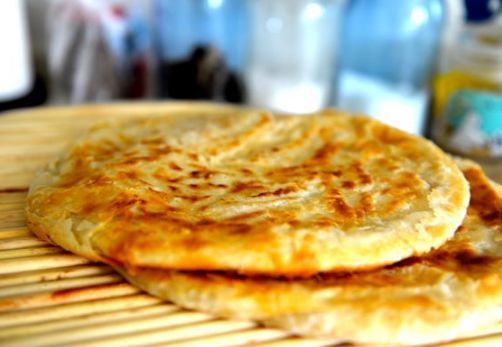 烙饼时,别用凉水,用葱花和面,软香多层,比北方大妈做的还好吃