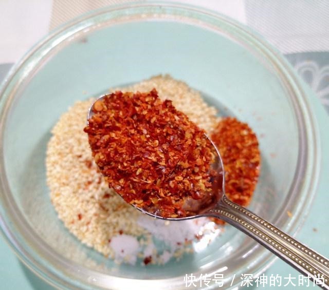 简易辣椒油，香辣好吃，做法也很简单！