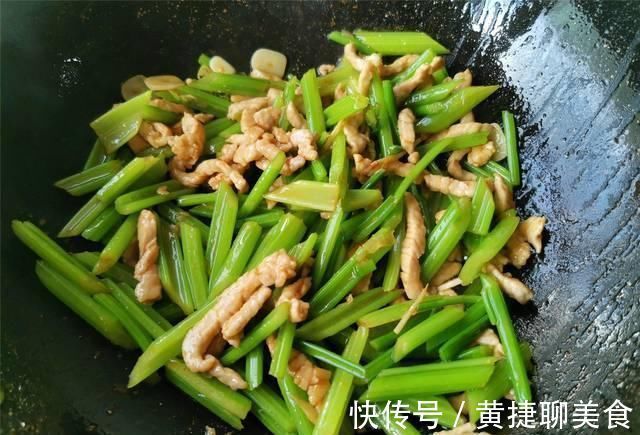 芹菜|炒芹菜，芹菜别直接下锅炒，多做这一步，颜色翠绿入味，肉丝香嫩