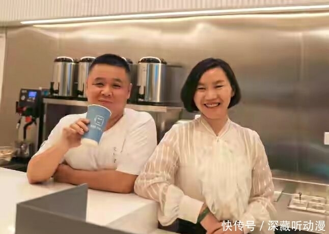 王俊凯|没有倒闭,只是搬家了,王俊凯父母新开奶茶店,排队如同打疫苗