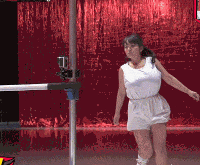 |搞笑GIF趣图:漂亮美女的跳高方法,真可爱
