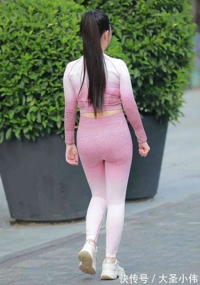 女人味|美女街拍:打底裤有多美,轻松穿出妩媚浪漫的女人味儿,时髦凉快