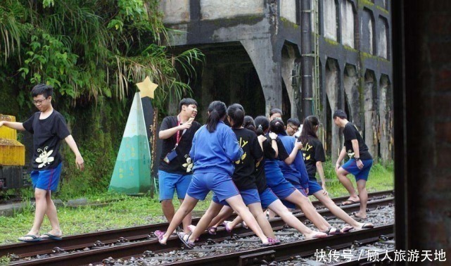 孩子|父母逛街秀恩爱让萌娃背包,萌娃把包扔在地上本宝宝不干了