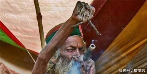 种姓制度|印度苦行僧:因为梦高举右臂47年,如今手臂固定在肩上,无法转动