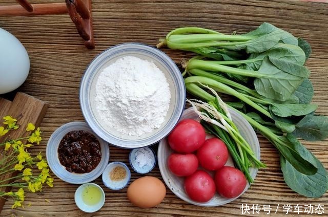 西红柿鸡蛋面,也可以做成花朵的模样,学会了送给她