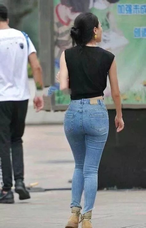 街拍：牛仔裤搭配十分显气质，时尚品味很不一般