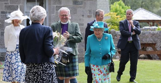 蓝色|伊丽莎白又开始打扮了!蓝色印花裙涂着大红唇营业,这是95岁吗?