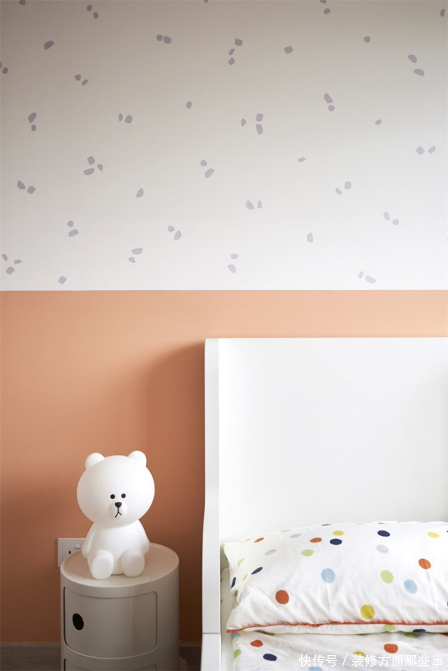 北欧风|96平米北欧三居室,玄关的换鞋凳还有一个小小的置物台,实用