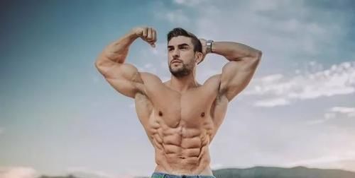 健身房|谁说背部肌肉线条不容易雕刻?一对哑铃练出你的背部线条