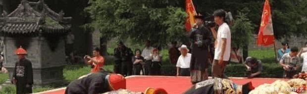  扳指|大叔手带乾隆扳指，价值上亿，专家劝其上交，他用6个字噎住专家！